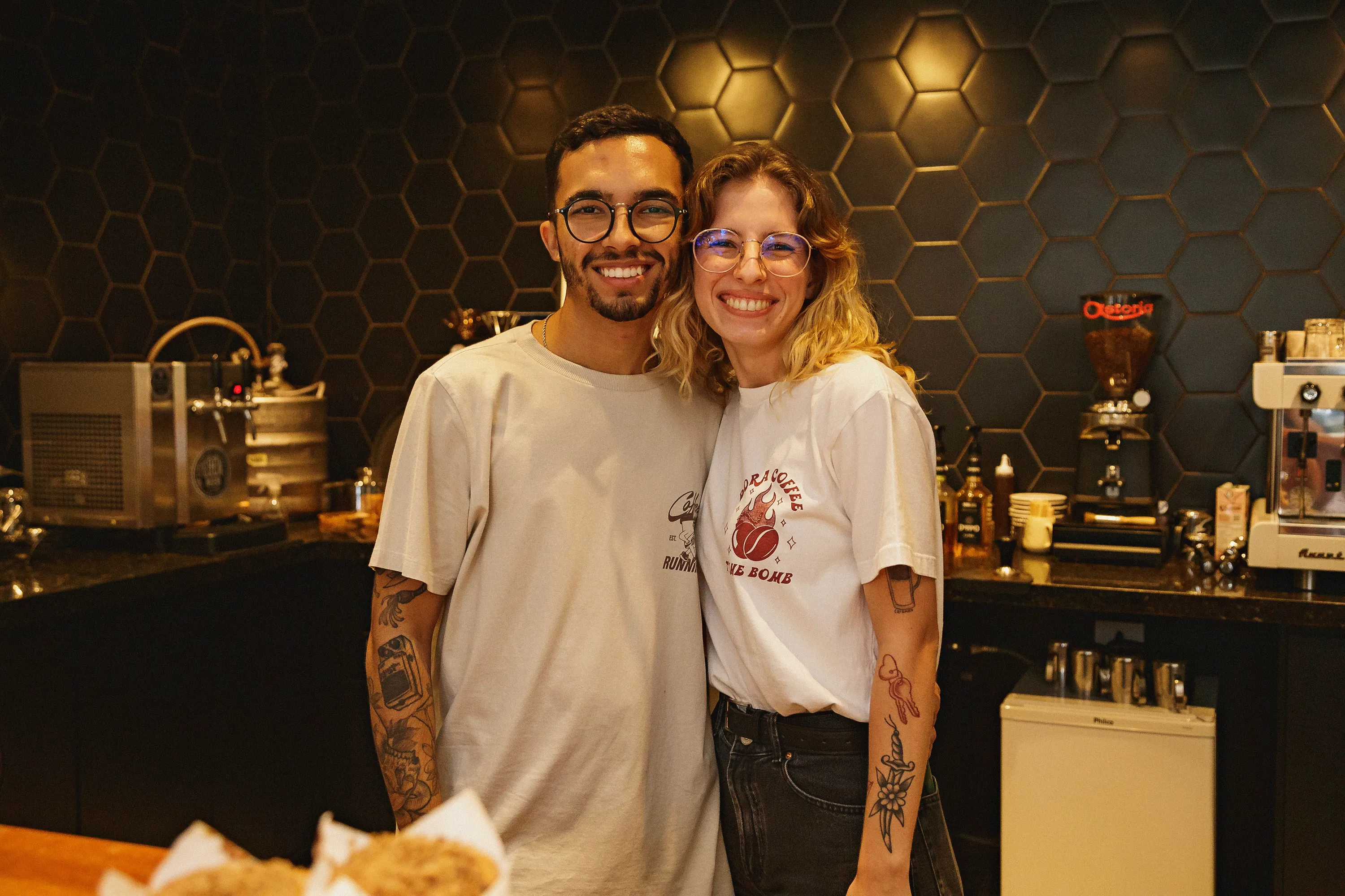 Interior aconchegante do Deriva Café no dia da inauguração